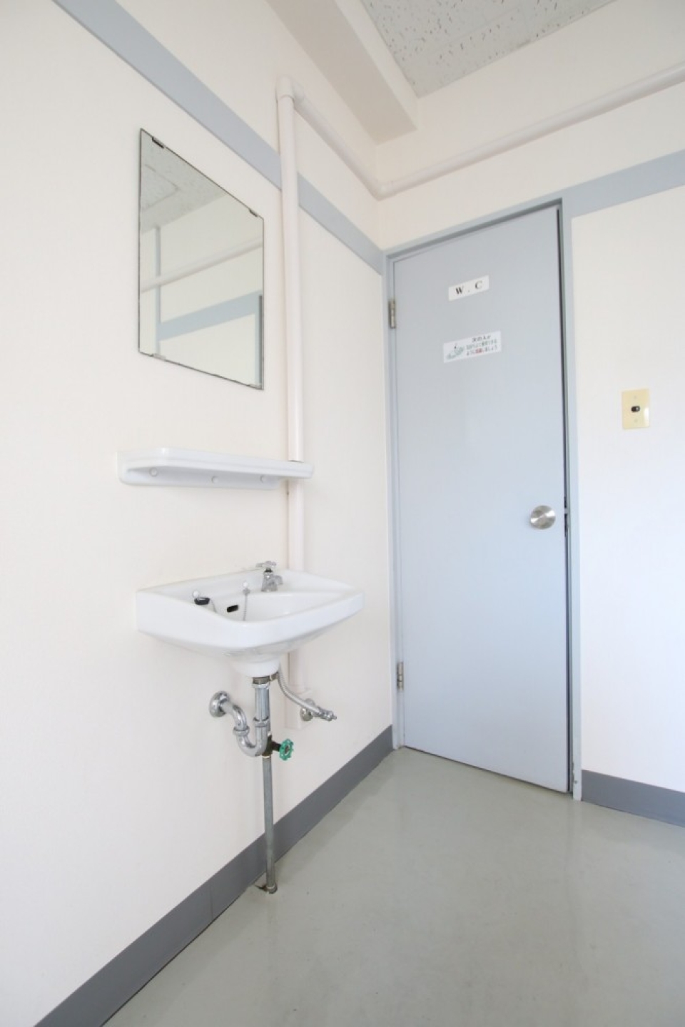 洗面とトイレのドアはレトロ。