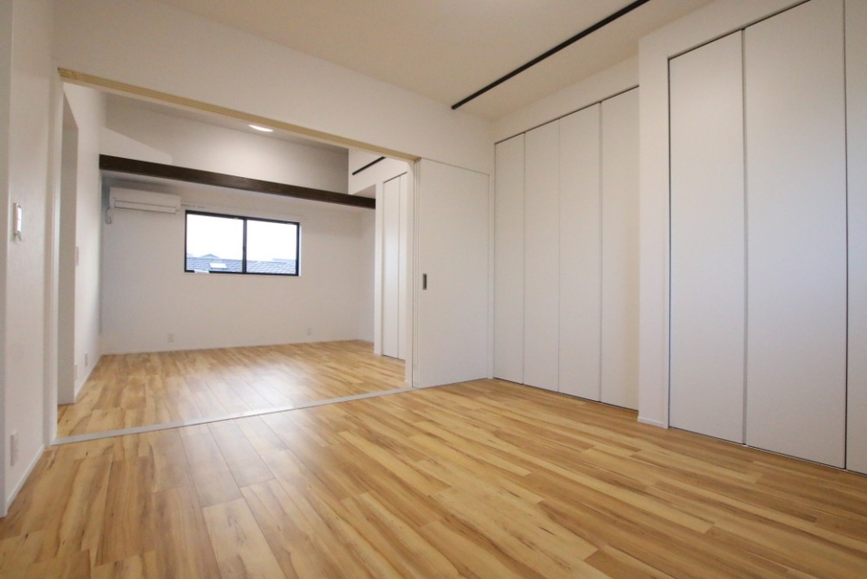 1部屋としても使えるし、引き戸で仕切れば２部屋としても利用できる。