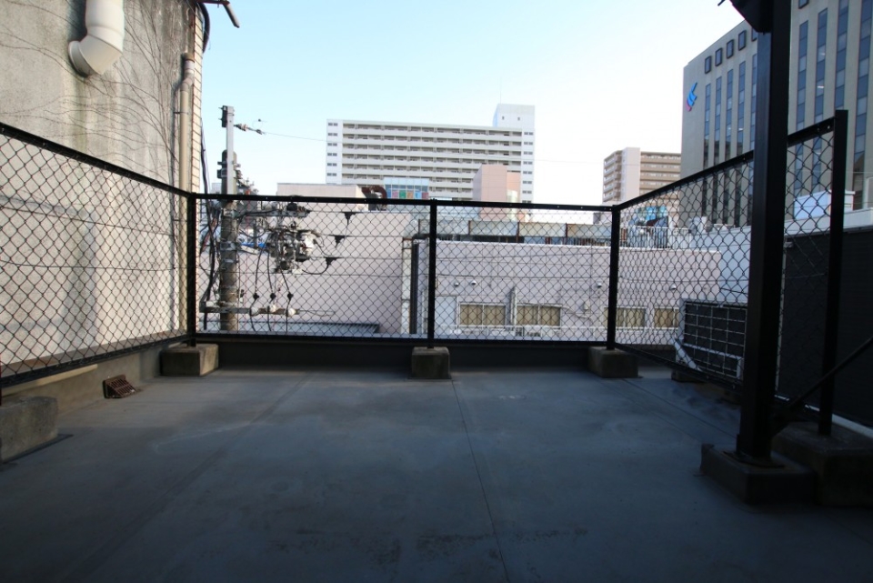 そして街中には珍しい屋上テラス。