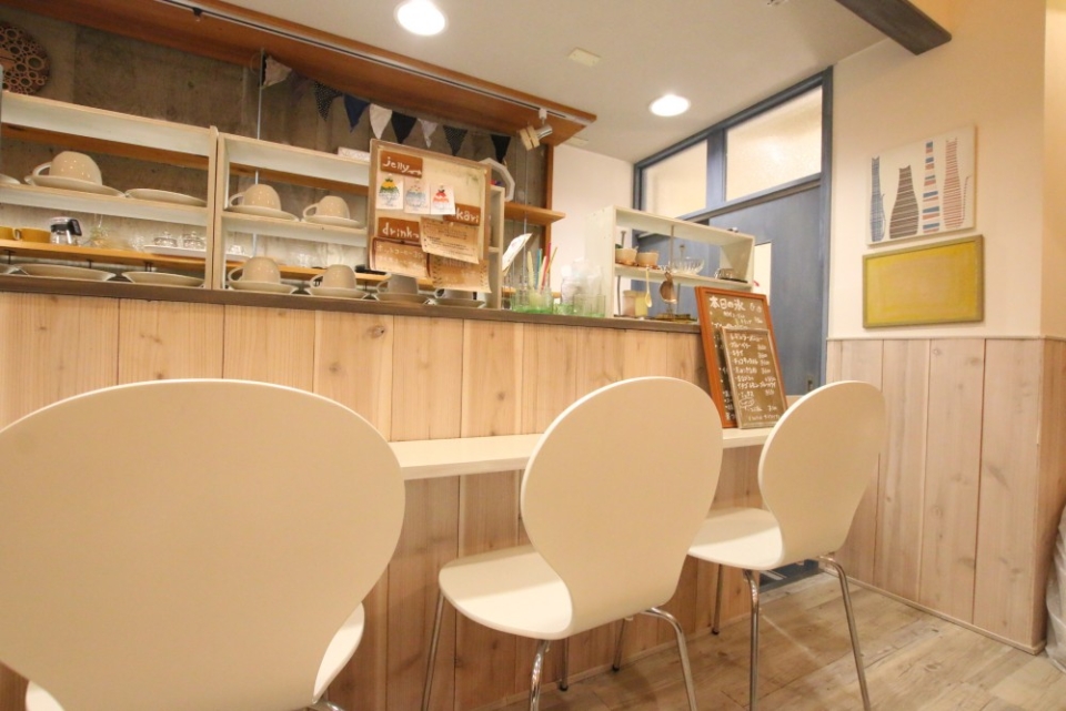 パインの腰壁やキッチンの青い扉などかわいい感じ。