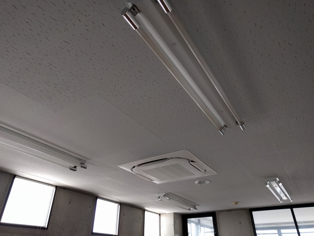 天井にはビルトインタイプのエアコンもついている