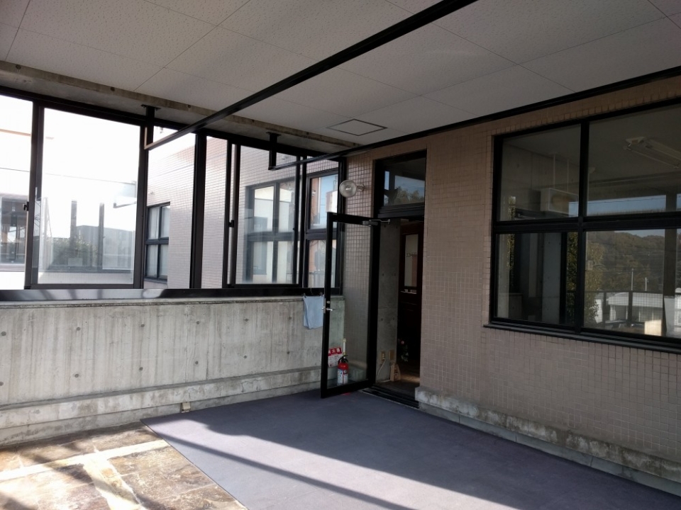 25帖のスペースは窓が多く開放感がある。