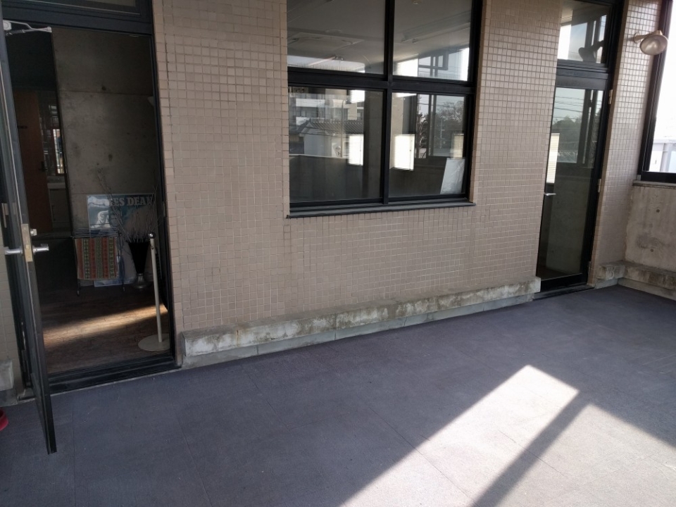 黒枠のサッシで統一されていておしゃれな感じ。