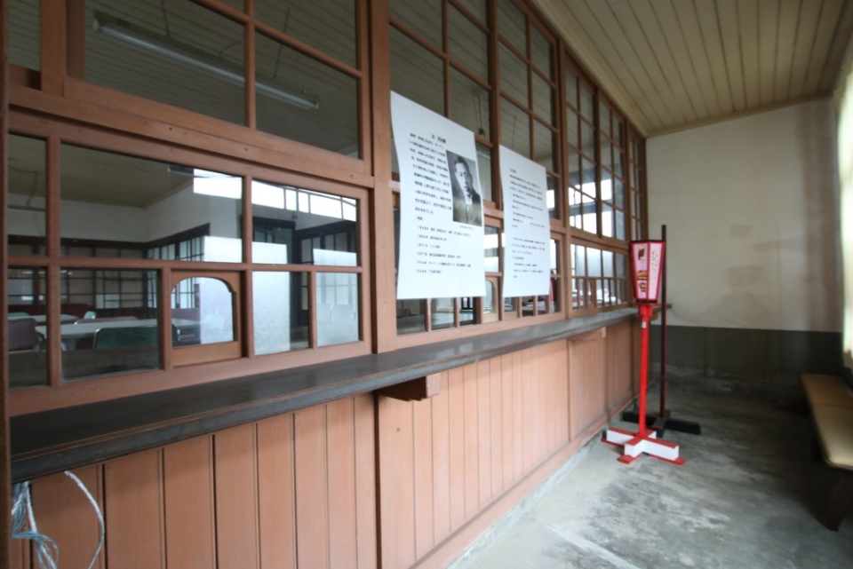 中に入るとホールと販売窓口がそのまま残されている。