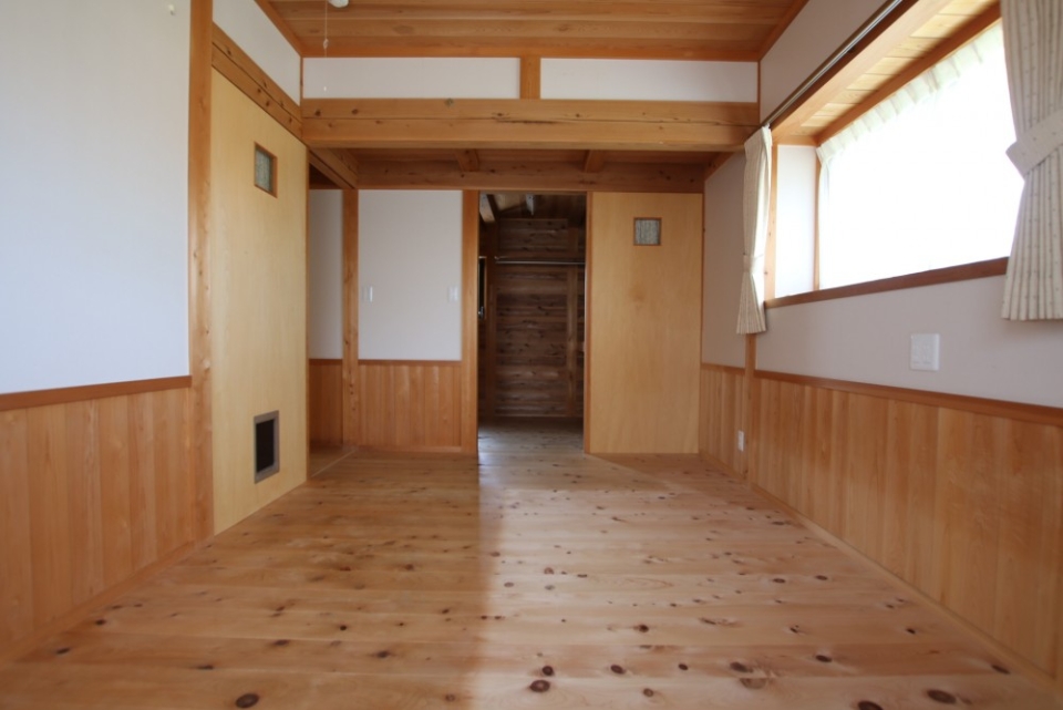 奥には3帖ほどあるウォークインクローゼットがついている。