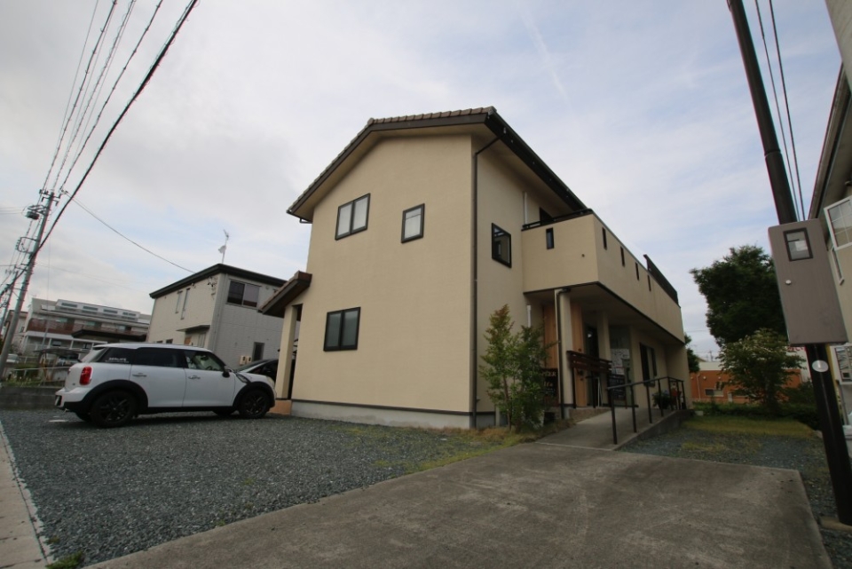 1階には美容室が入っている。閑静な住宅街の一角。