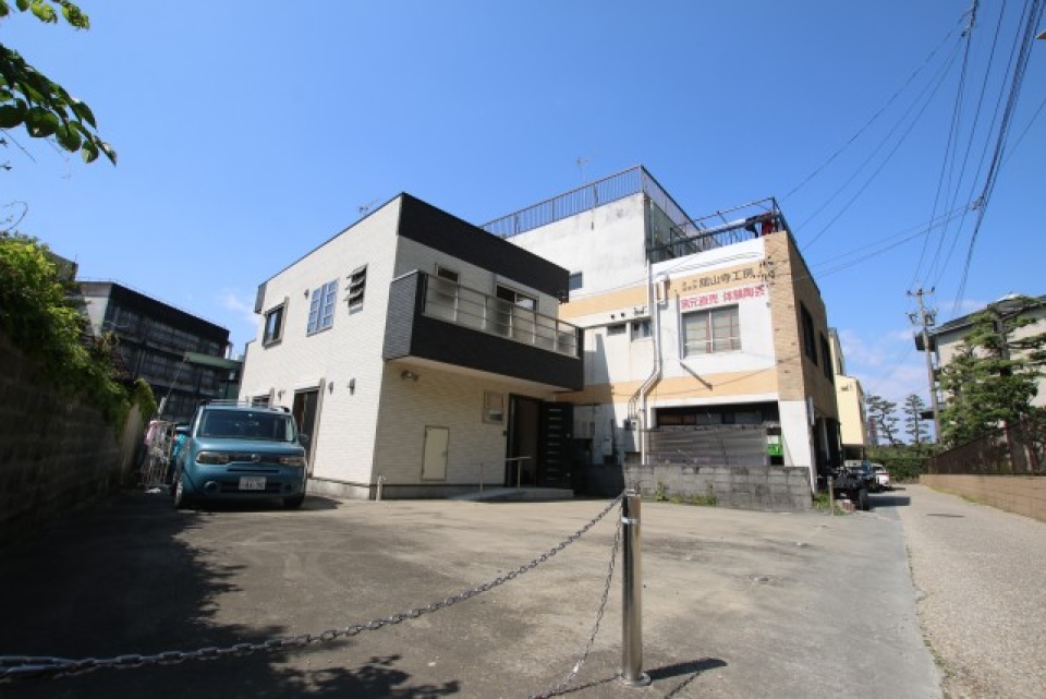 路地側から外観を撮影。駐車スペースも広い。