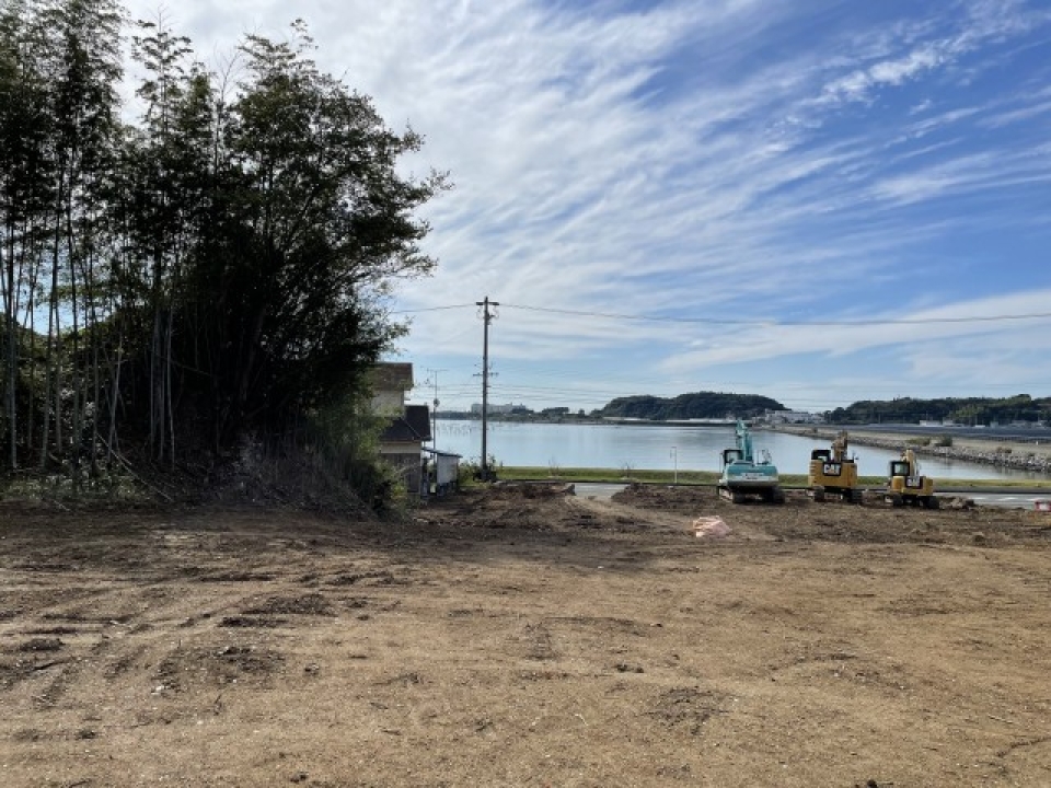 なだらかな傾斜の土地から望む浜名湖