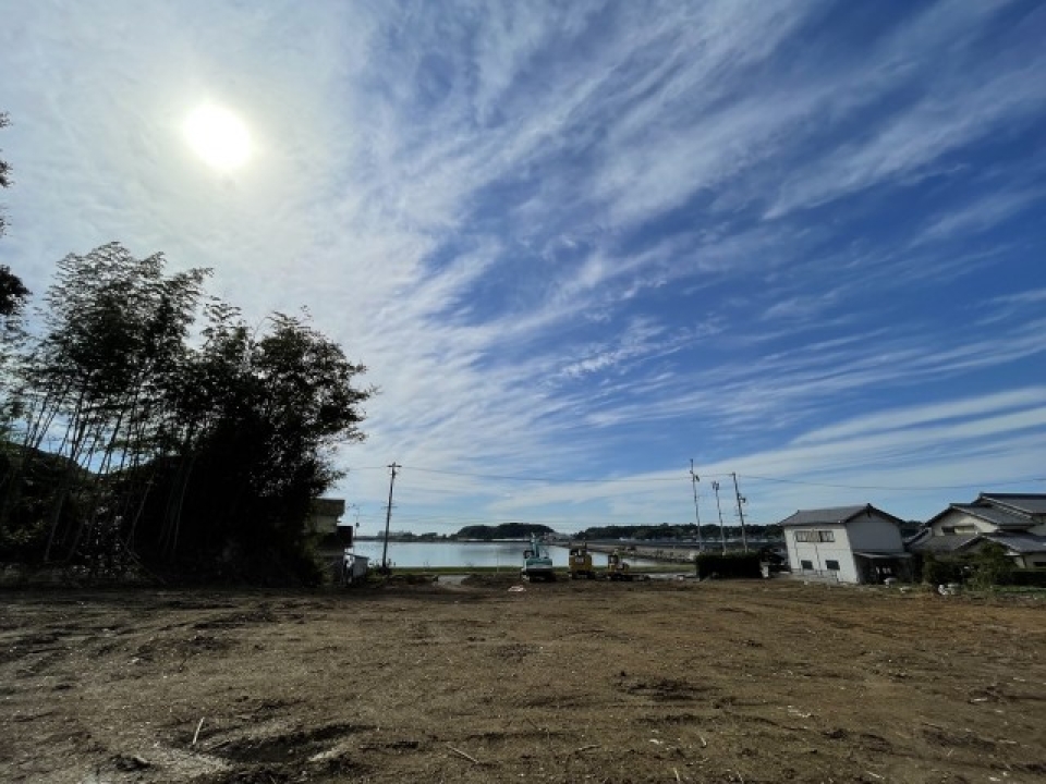 土地は約600坪で現在は更地に。空が広い。