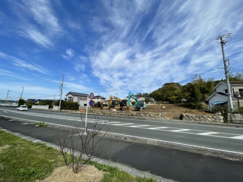 道路側からみた土地。