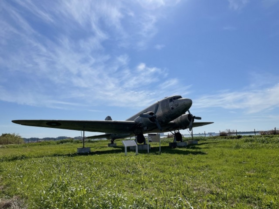近くの空き地にある映画で使われた飛行機もある。