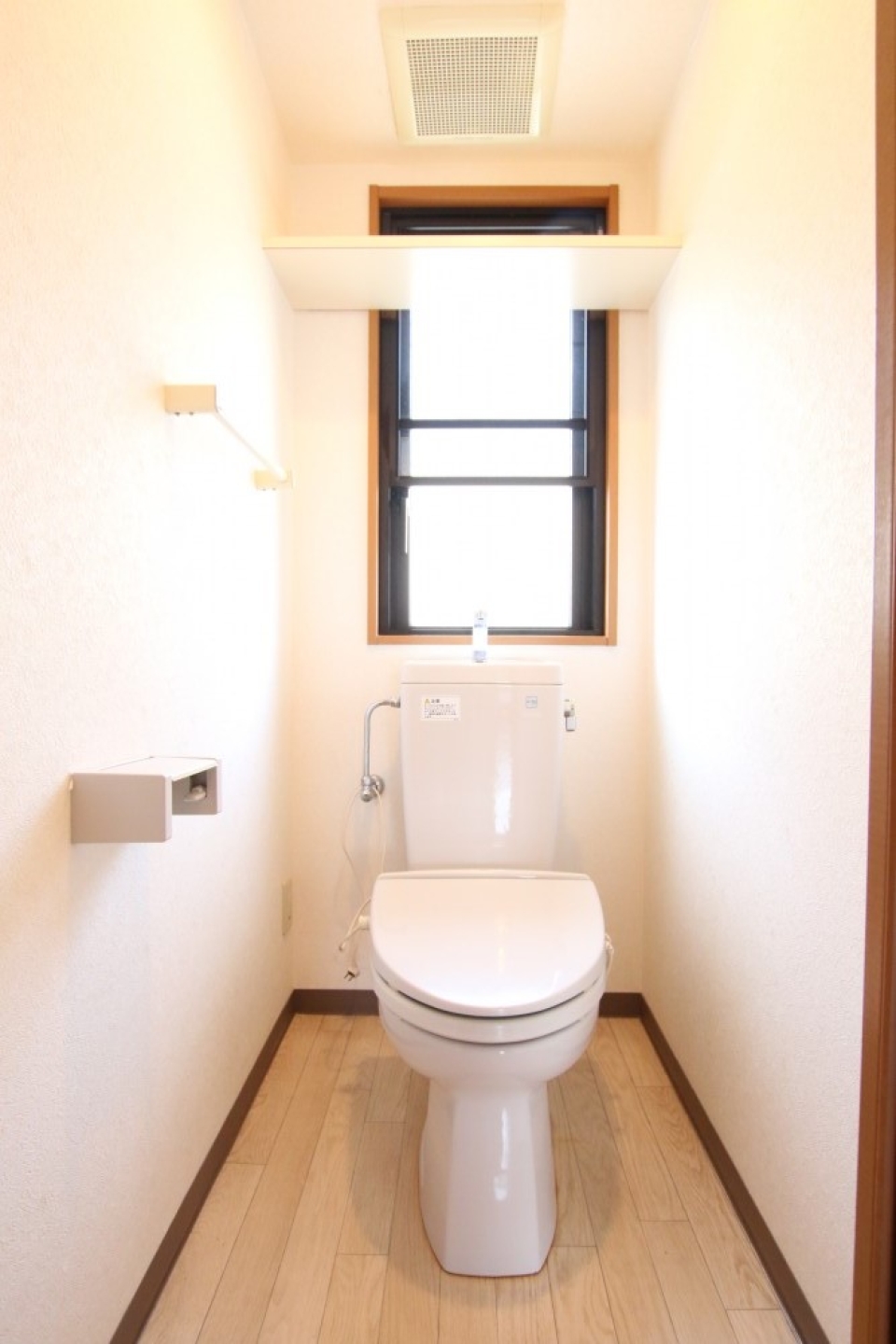 トイレには収納棚も。