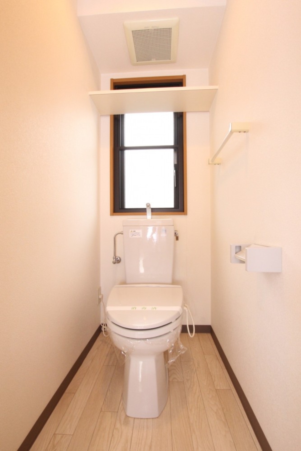 換気窓が付き明るいトイレスペース。