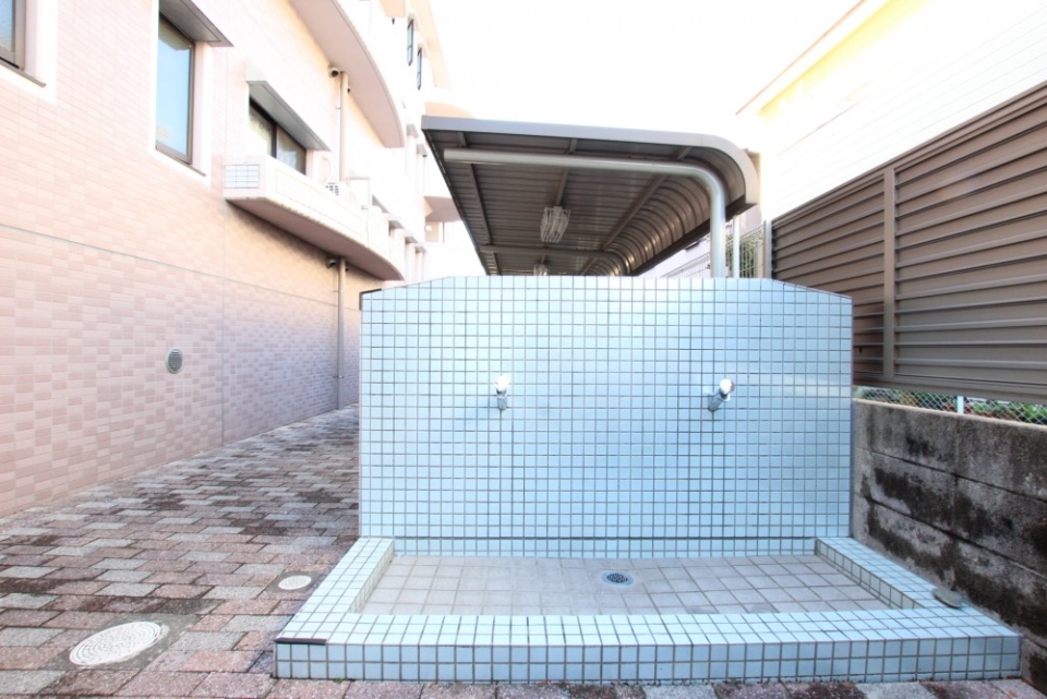 エントランスを入るとペットの足洗い場がある。