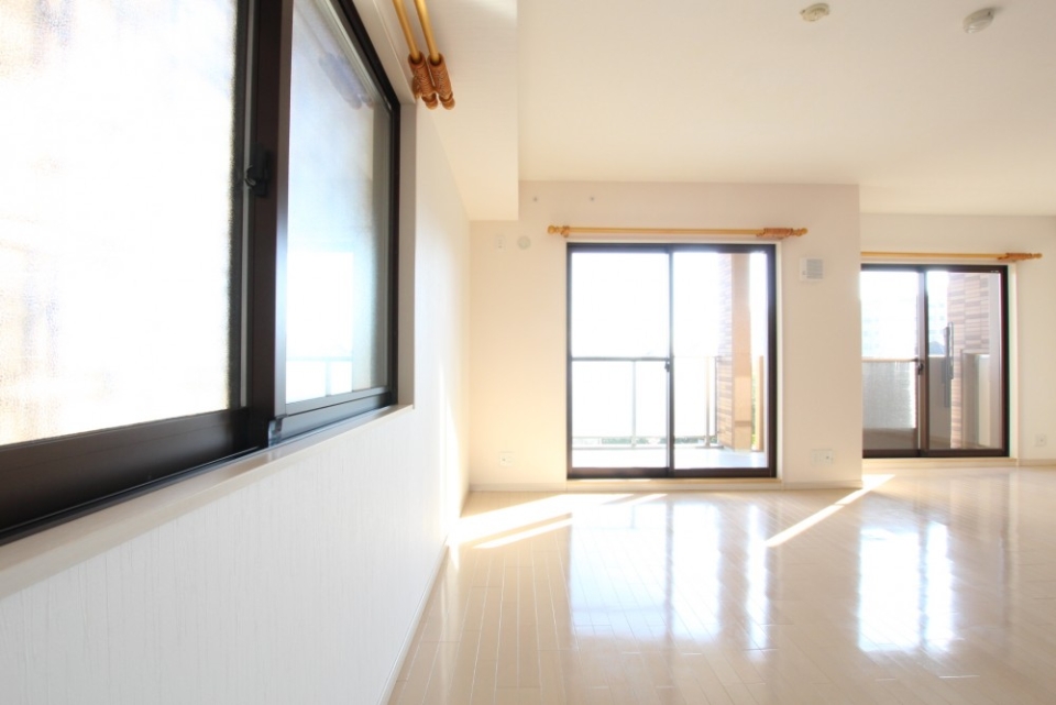 マンション内各部屋が角部屋になる設計、リビングはとても明るい。