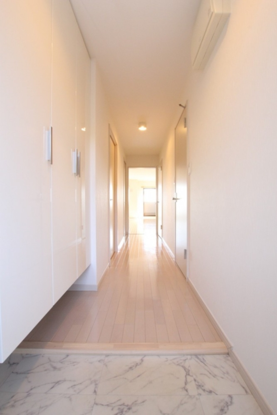 白い内装のお部屋で清潔感溢れる。