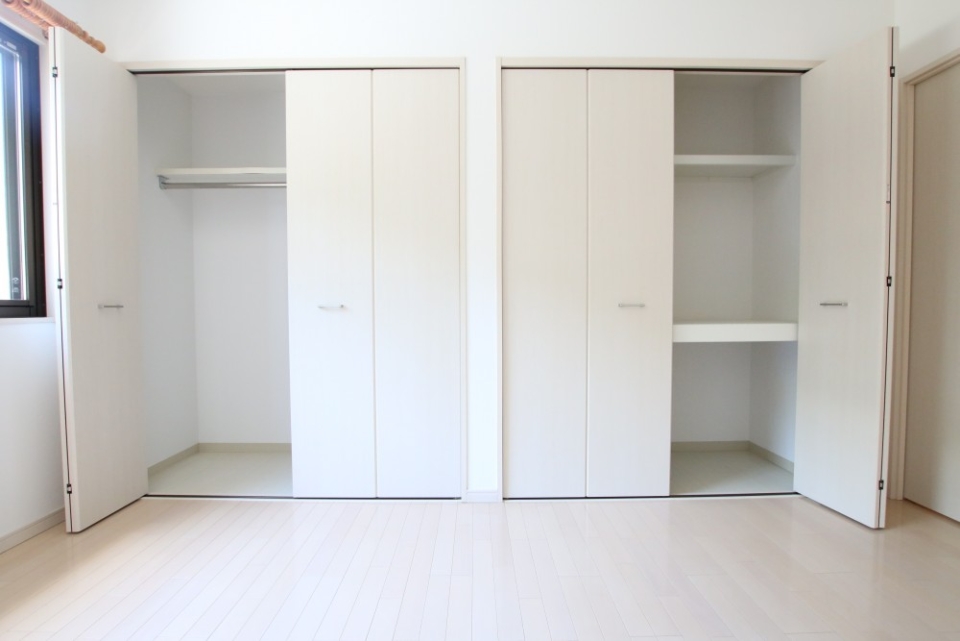 壁一面の収納で、お部屋はスッキリ使えそう。