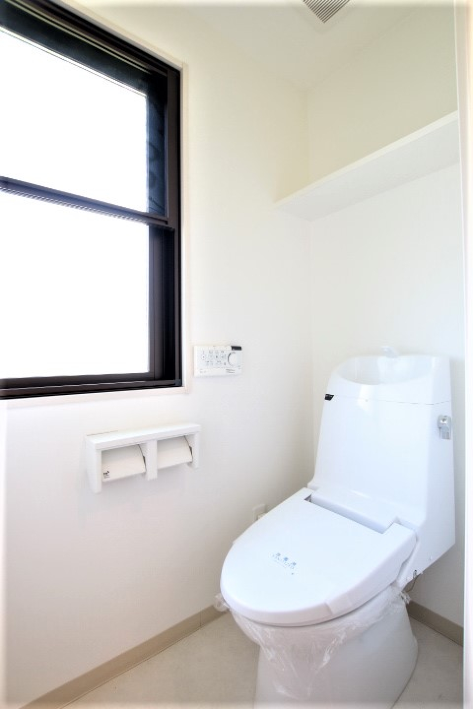 明るいトイレも嬉しいですね。
