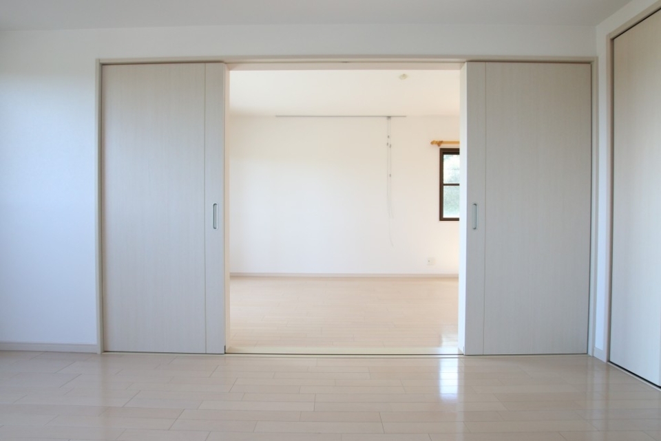 引戸でリビングダイニングとしっかり仕切れて、プライベートも確保。