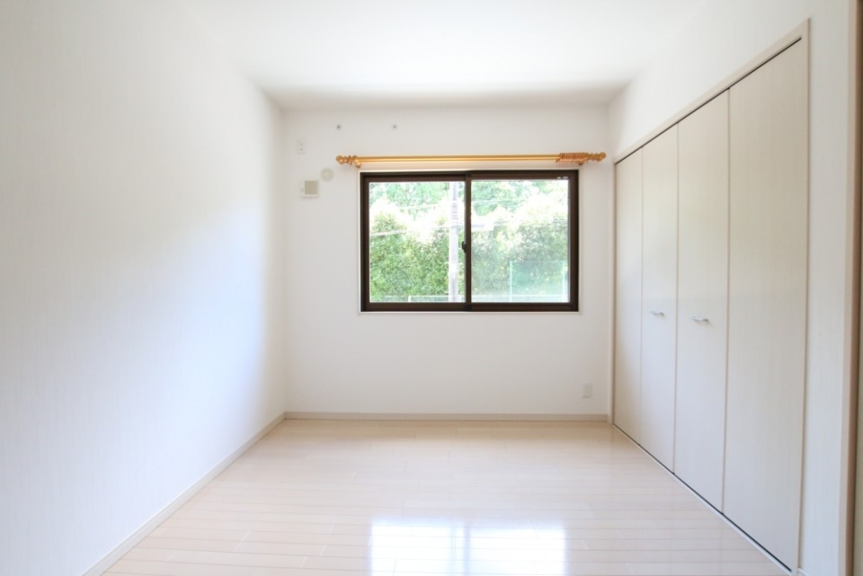 6.6畳の洋室の窓からは緑が見えますよ。