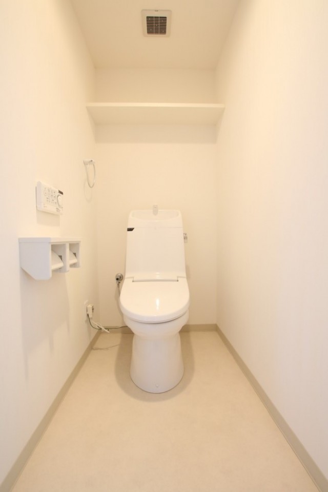 トイレもゆったり♪棚上収納も。