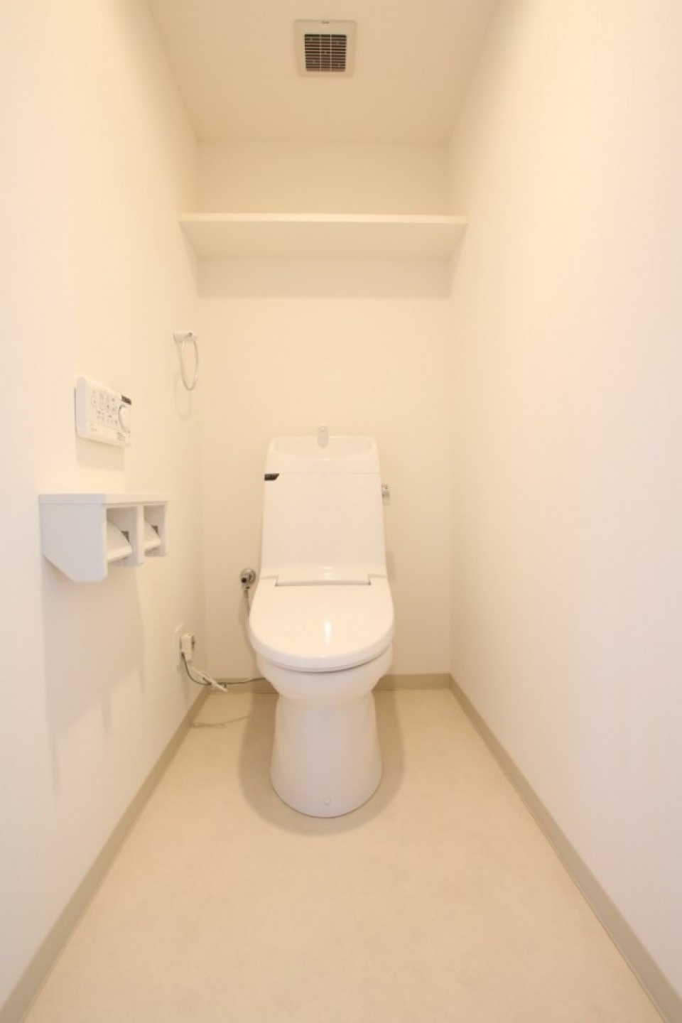 トイレもゆったり♪棚上収納も。