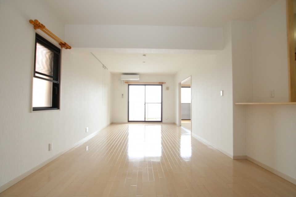 木製カーテンレールがお部屋の高級感を上げています。