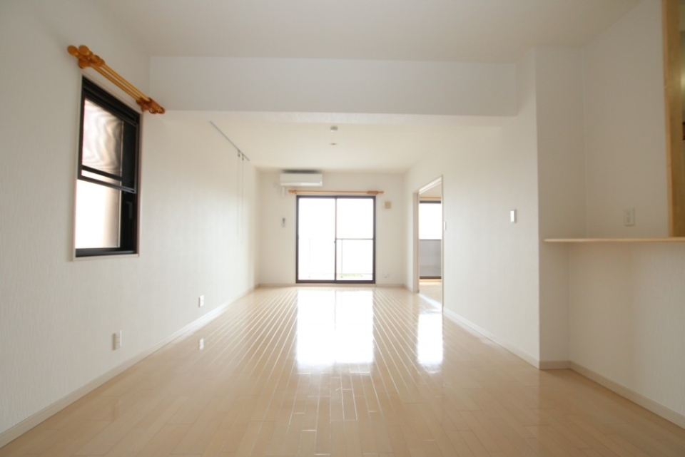 木製カーテンレールがお部屋の高級感を上げています。
