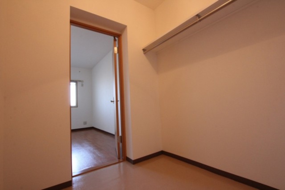 ウォークインクローゼット。広いです。ここで住めるかも…
