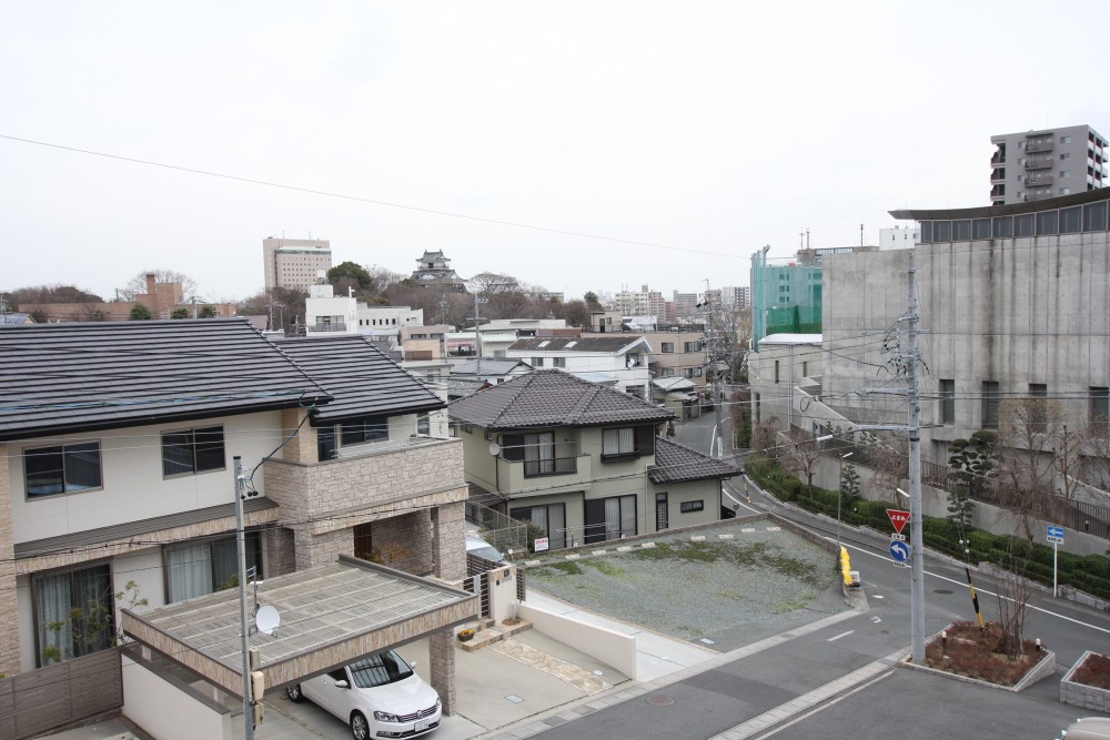 マンション廊下から浜松城の天守閣が見えるほどの近さ