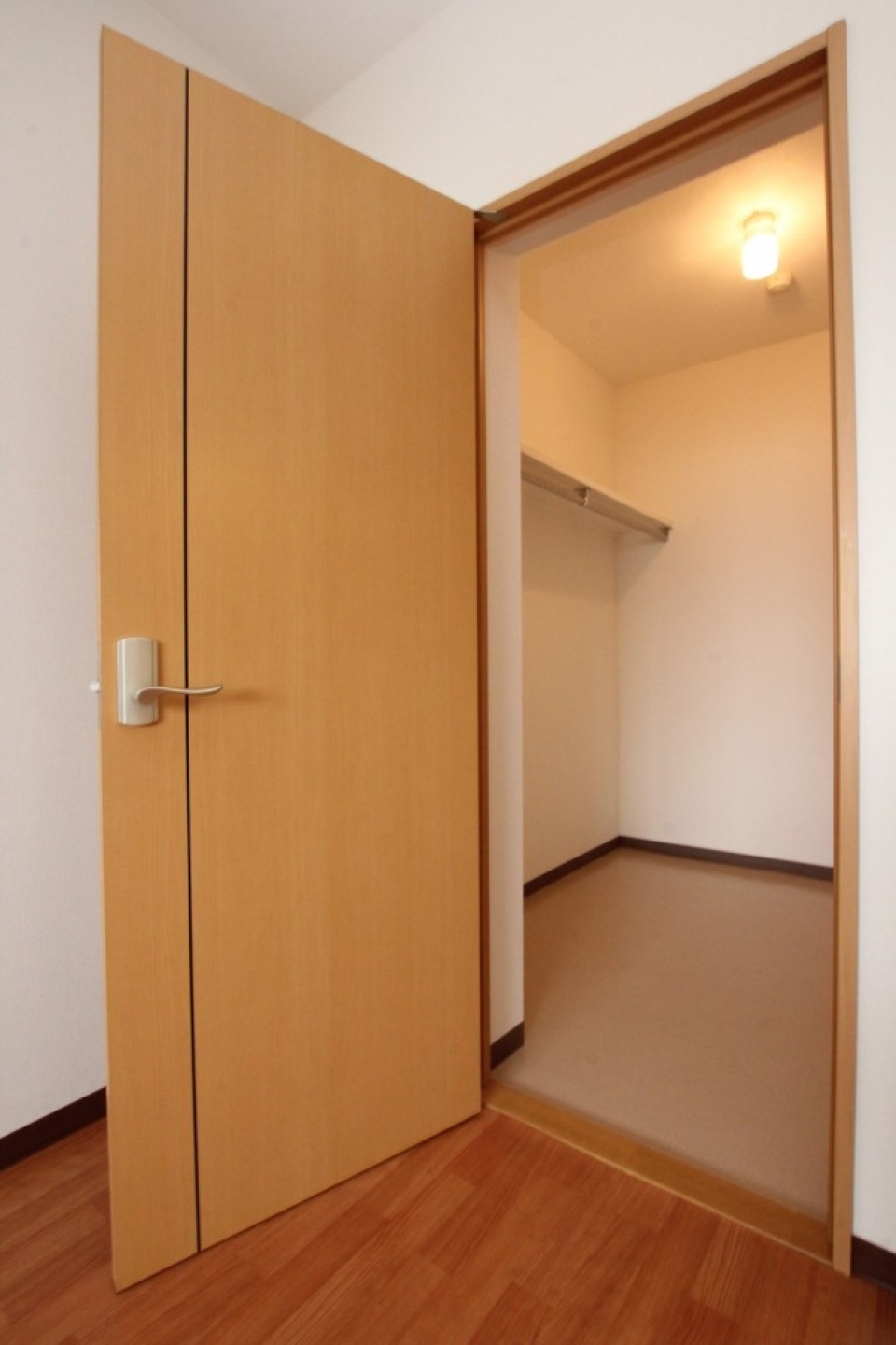 6.8帖洋室にはウォークインクローゼットが付いています