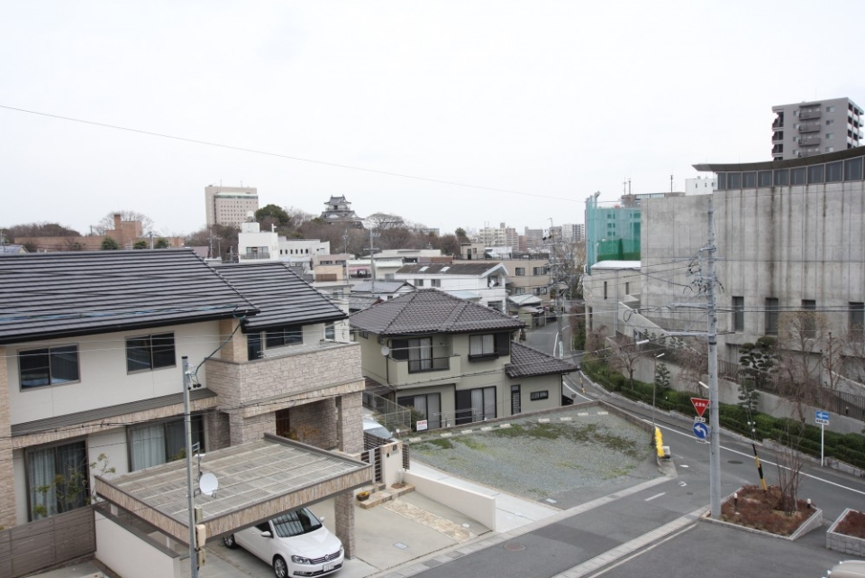 マンション廊下から浜松城の天守閣が見えるほどの近さ
