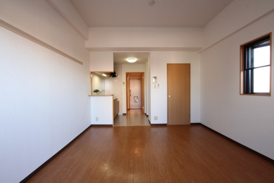 11.4帖のワンルーム。角部屋なので窓があり、より明るいです
