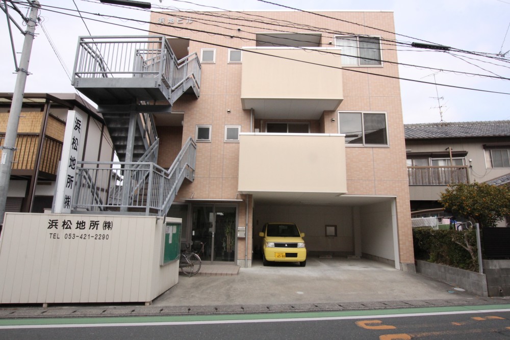 外観。1階部分が屋根付き駐車場になっています。