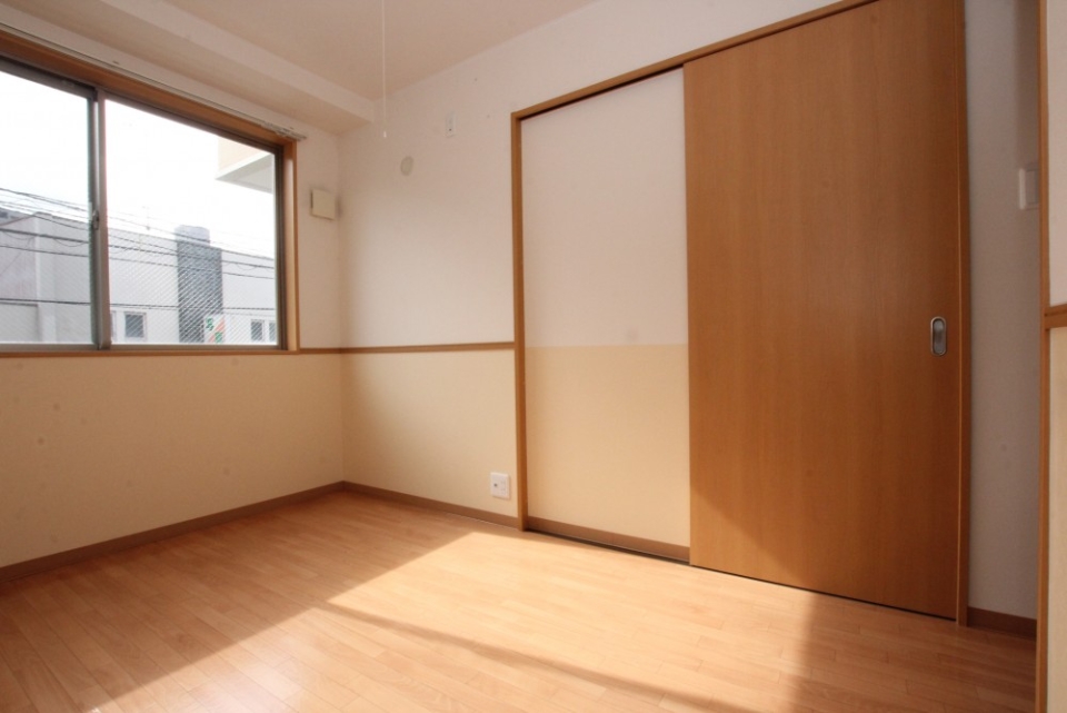 部屋として利用しても、扉を解放してリビングとつなげてしまっても良さそう