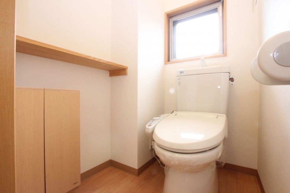 トイレに備え付け収納があるとすごく便利ですよね