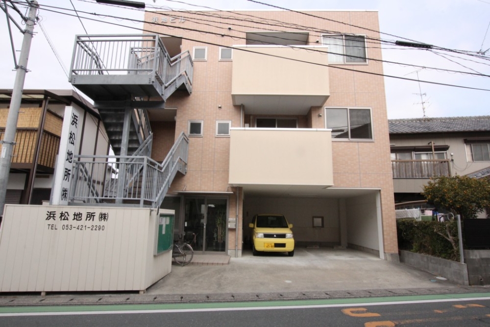 外観。1階部分が屋根付き駐車場になっています。