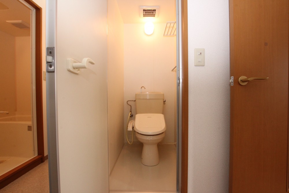 トイレはシャワー付きタイプ