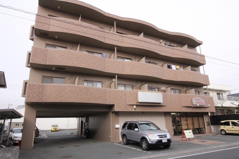 外観その2。1階は店舗になっています