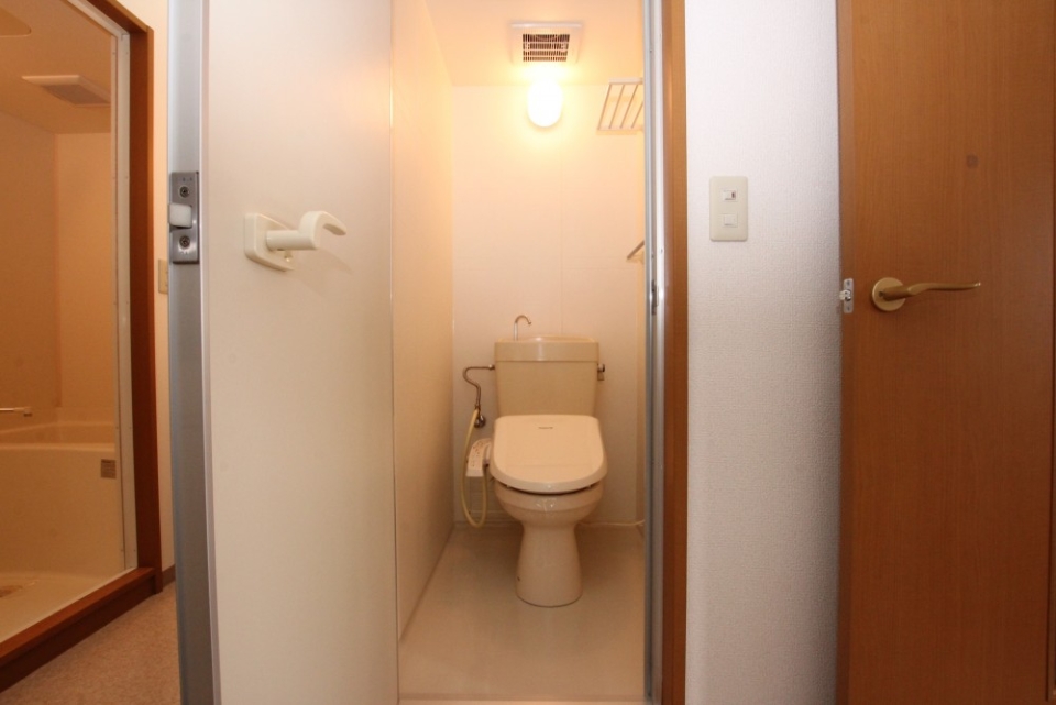 トイレはシャワー付きタイプ