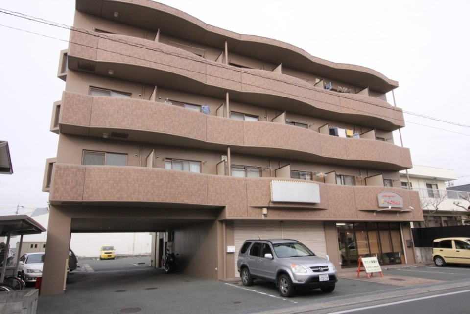 外観。1階は店舗になっています。