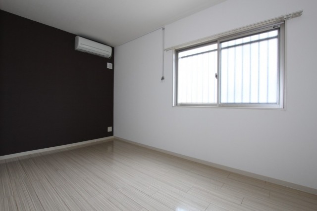 6.7帖の洋室の様子。この部屋にはエアコン付いてます。