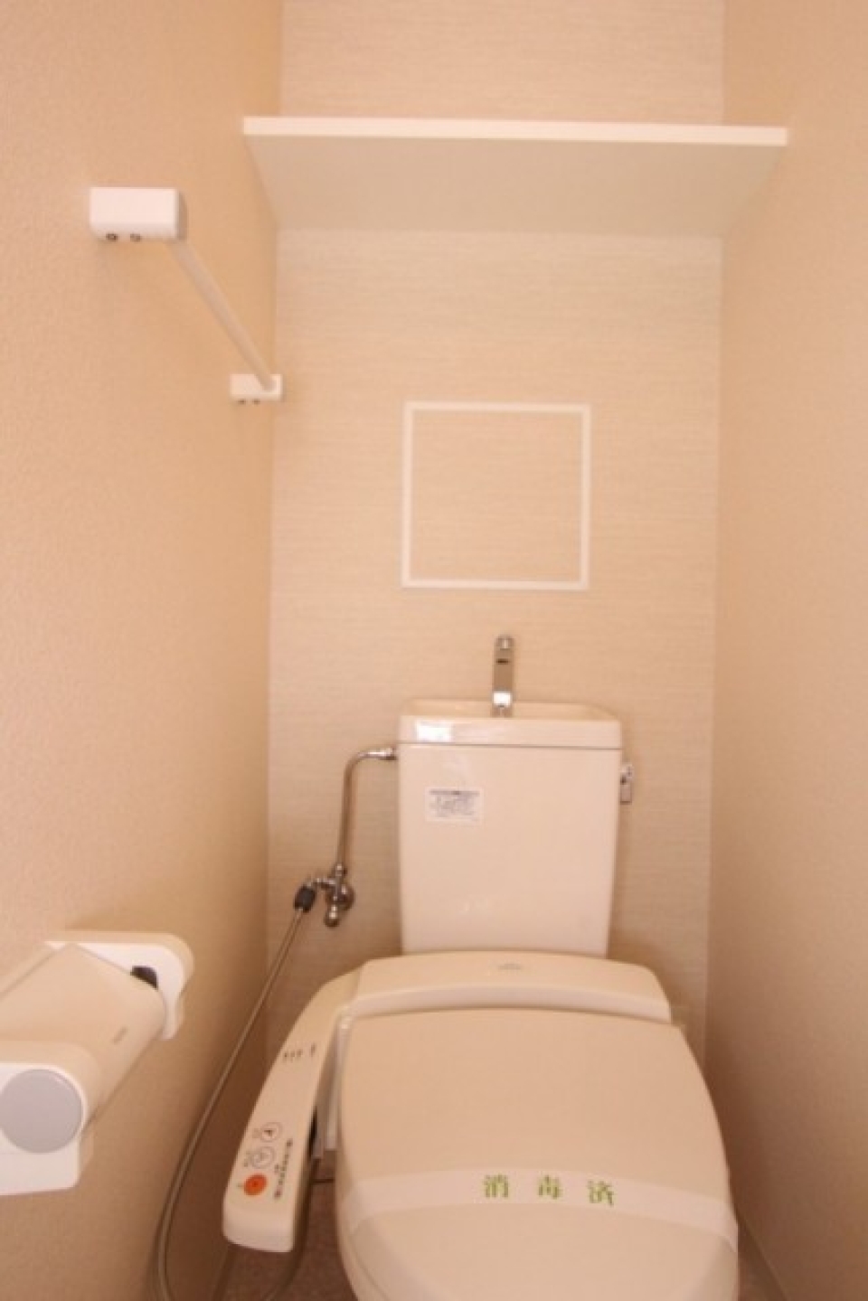 トイレにももちろんシャワートイレ設置済み。