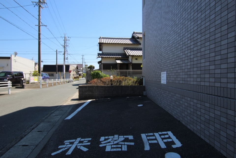 敷地内に来客用駐車場1台分あります。