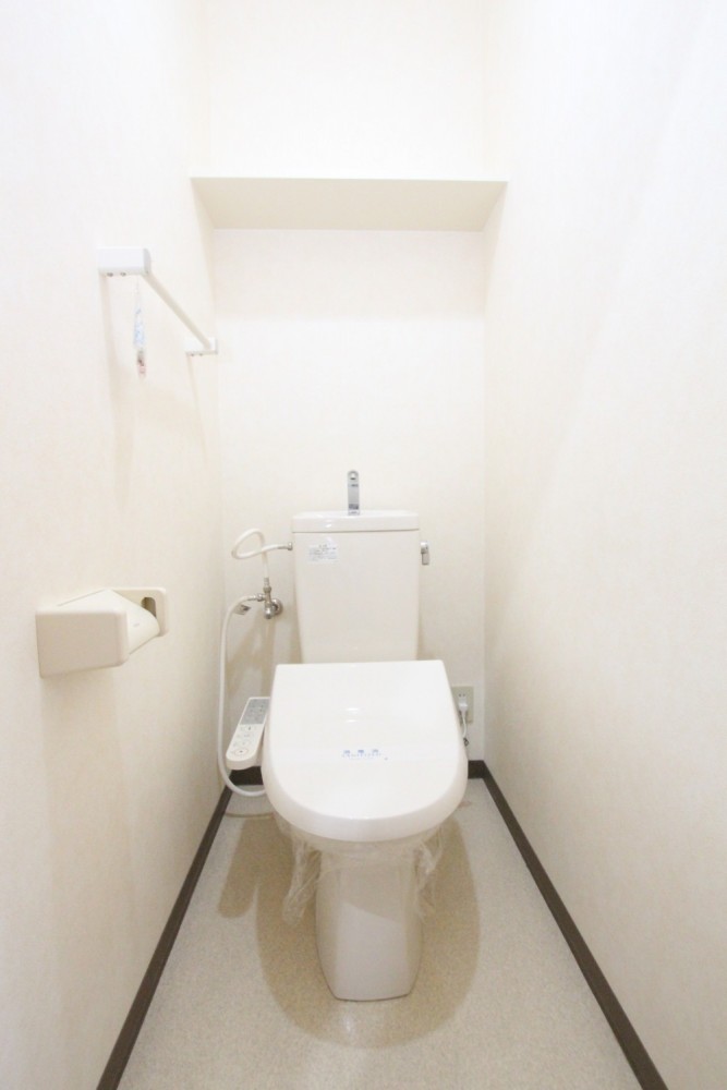 トイレは嬉しいシャワートイレ付き。