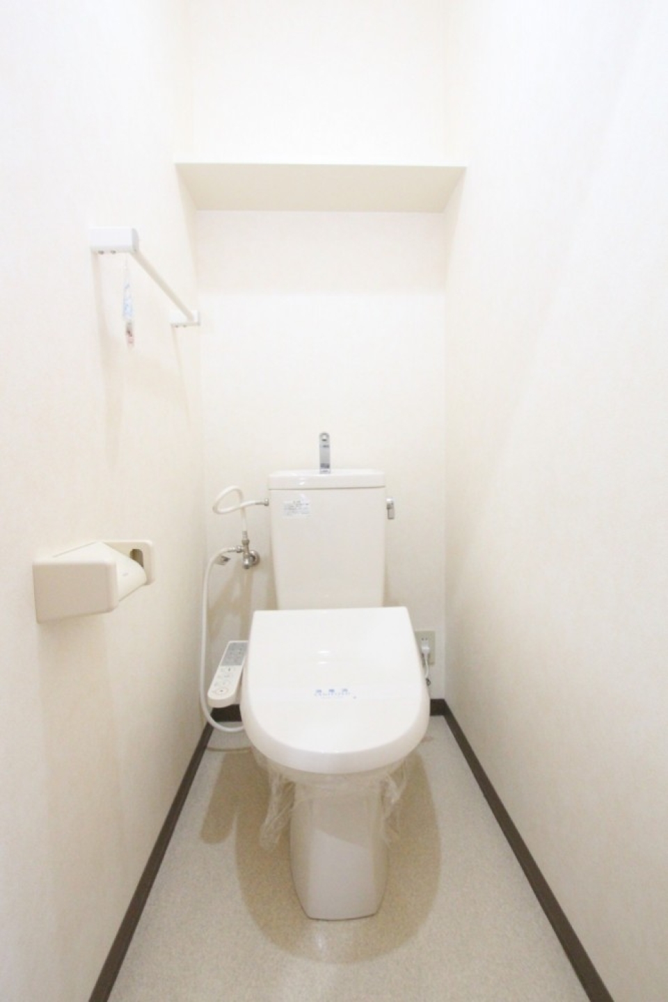 トイレは嬉しいシャワートイレ付き。