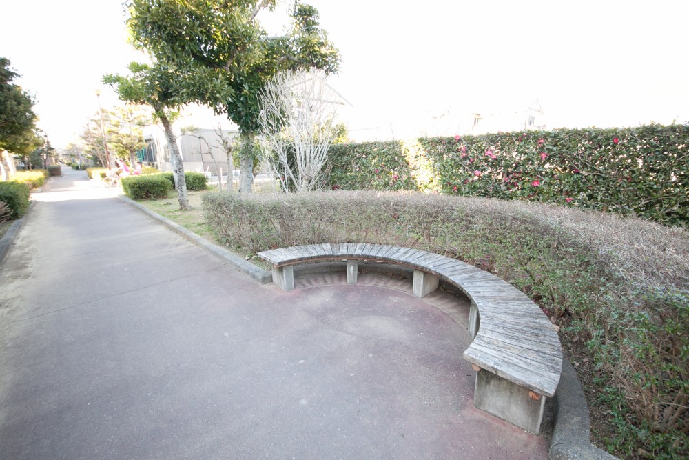 公園までの途中には、ひと休みできるベンチも。