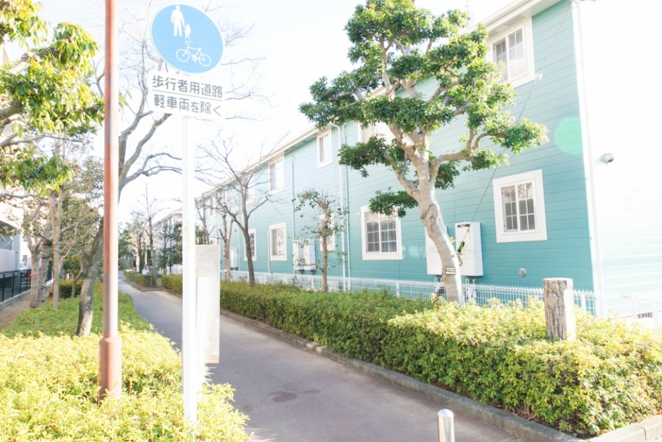 家の裏には遊歩道もあり、ペットとの散歩も安心。