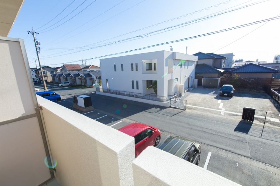 ベランダからの眺め。閑静な住宅街の中にある。