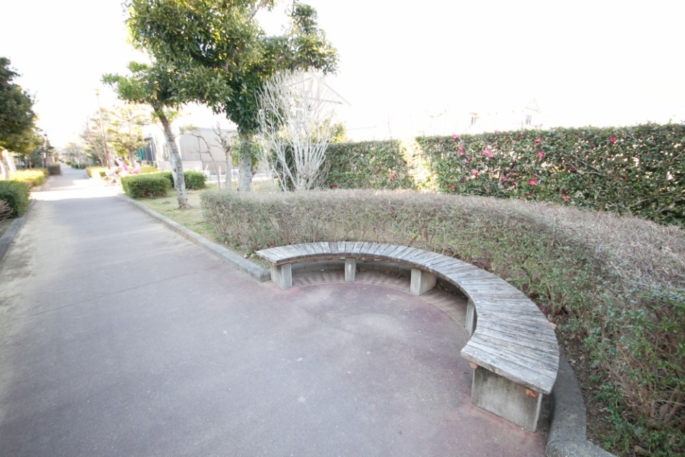 公園までの途中には、ひと休みできるベンチも。